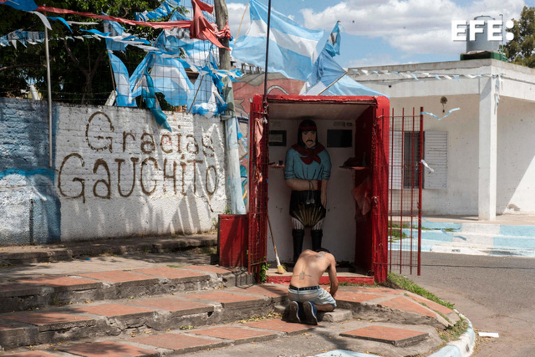 Un hombre le reza a un altar durante los penales en el barrio La Bajada de Rosario donde se crió Lionel Messi, el 18 de diciembre de 2022 en Rosario (Argentina). EFE/ Franco Trovato Fuoco