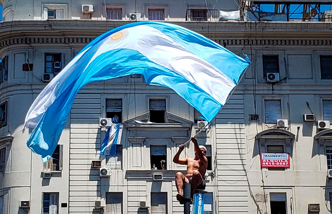 Seguidores de la selección de argentina esperan el paso de los jugadores hoy, en la celebración de su victoria en el Mundial de Qatar 2022 hoy, en una calle de Buenos Aires (Argentina). EFE/ Raúl Martínez