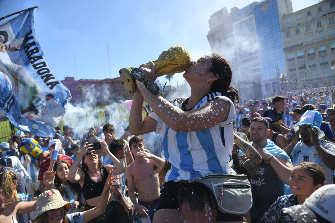 Aficionados de la selección argentina recorren las calles para festejar el título de la Copa Mundial de la FIFA Qatar 2022 e intentar ver el recorrido del autobús con los jugadores, hoy, en Buenos Aires (Argentina). EFE/ Enrique García Medina