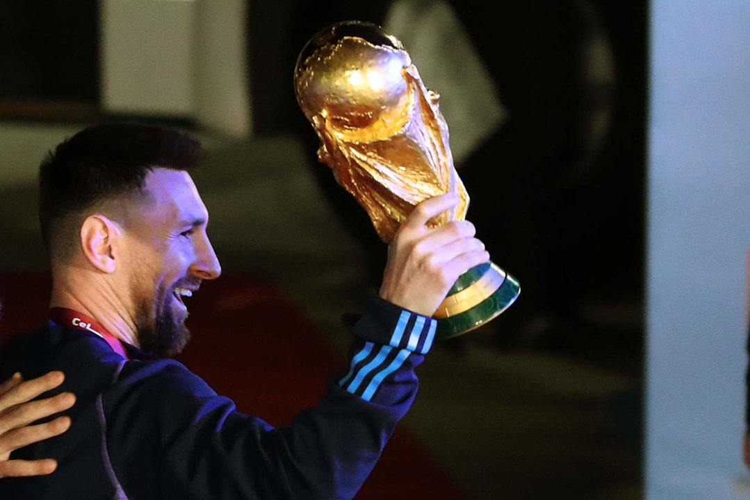 Lionel Messi de la selección argentina de fútbol saluda con el trofeo del Mundial de Fútbol Qatar 2022 a su llegada ayer, al Aeropuerto Internacional de Ezeiza a unos 22km de Buenos Aires (Argentina). EFE/ Raúl Martínez